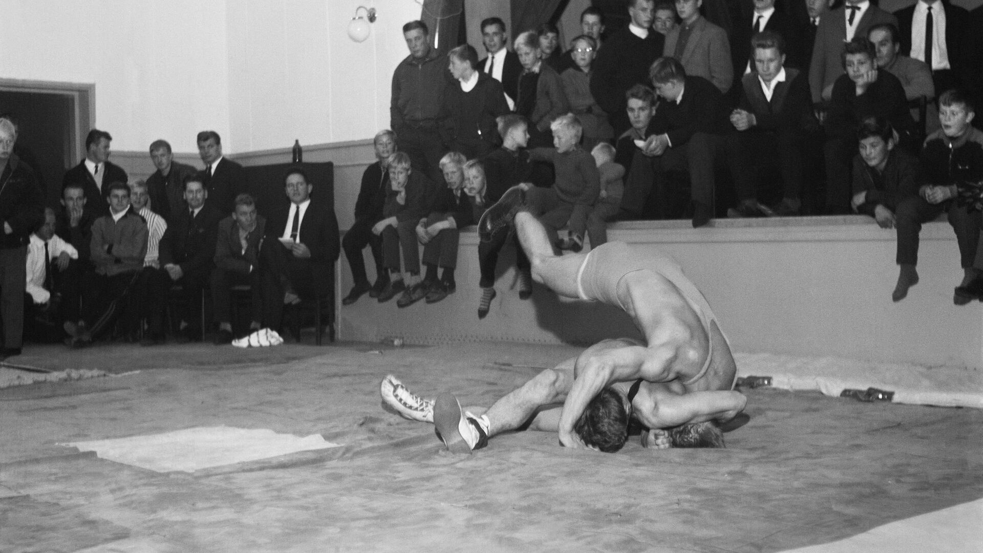Ringkampf in einer Sporthalle, 1963